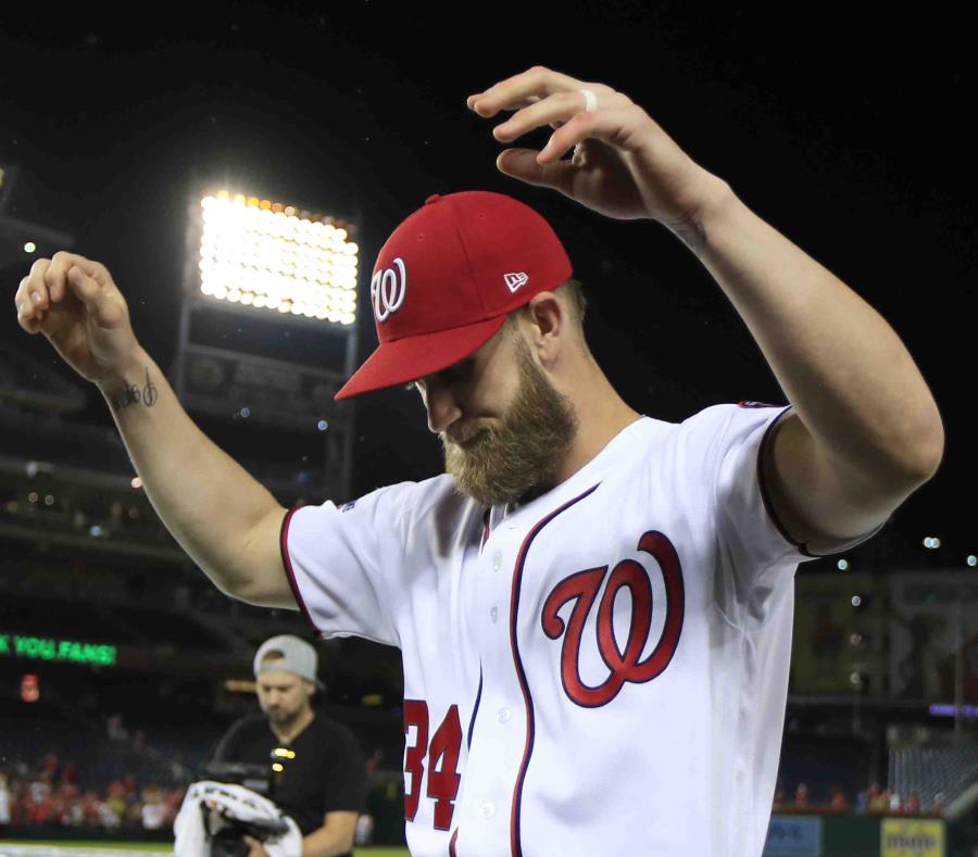 Bryce Harper, de los Nacionales de Washington, levanta los brazos a sus fans mientras los Nacionales celebran y se despiden de sus fans al terminar el último juego en casa de la temporada. (AP) (semisquare-x3)