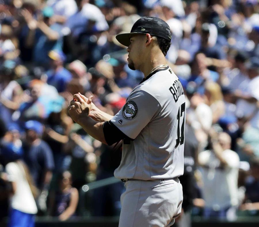 José Berríos, quien realizó 106 pitcheos, se fue a las duchas con un boleto y ocho imparables. (AP / Ted S. Warren) (semisquare-x3)
