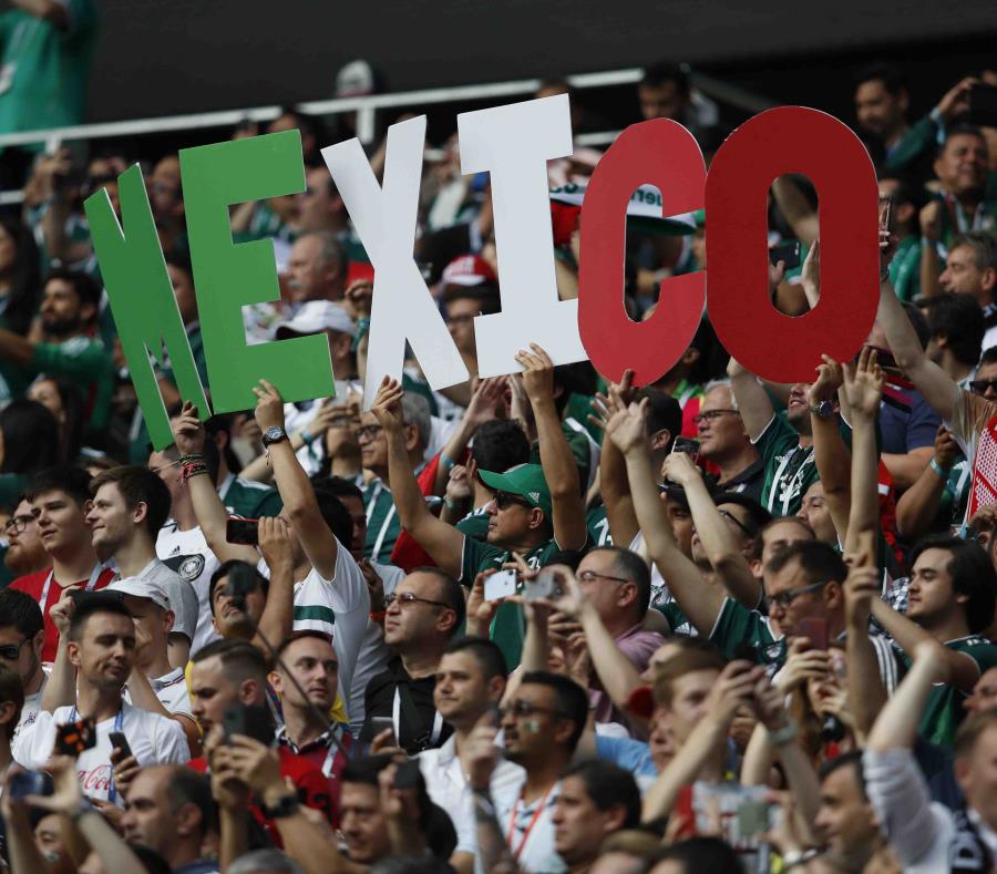 Una multitud de aficionados presencia el partido del Mundial entre Alemania y México, el domingo 17 de junio de 2018, en Moscú. (AP) (semisquare-x3)
