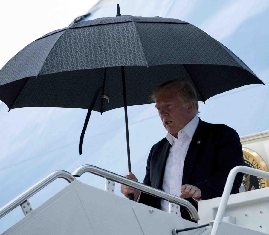 El presidente Donald Trump llega a la Base de la Fuerza Aérea Andrews, Md., el jueves 30 de mayo de 2019, para un breve viaje a la Casa Blanca después de asistir a la ceremonia de graduación de la Academia de la Fuerza Aérea de los Estados Unidos de 2019 (semisquare-x3)