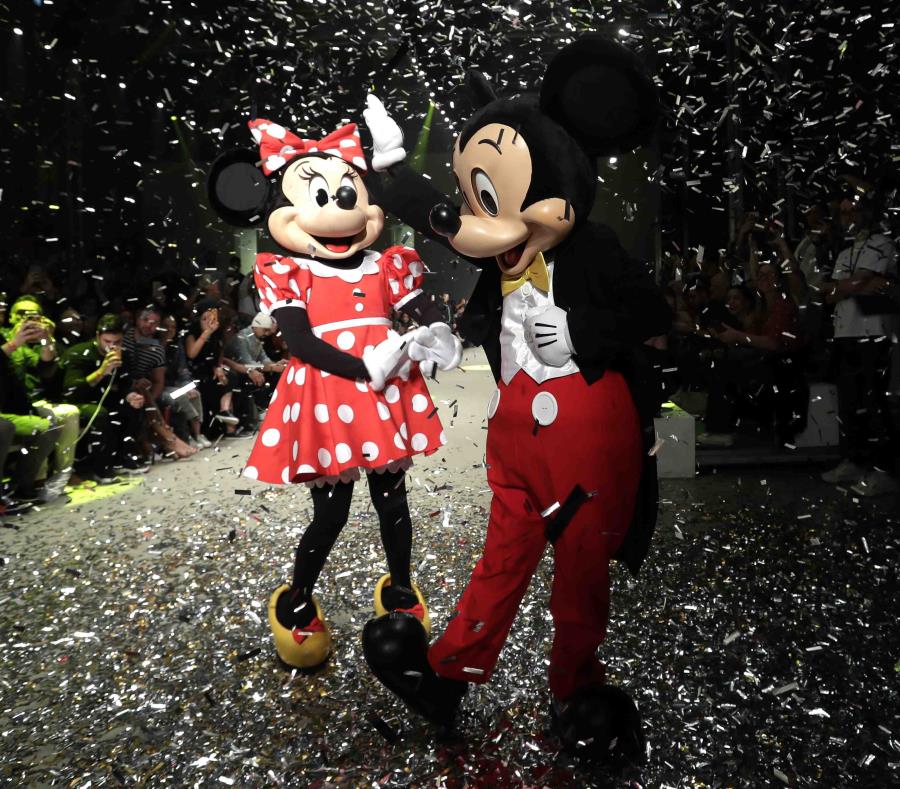 Los personajes de Disney Mickey y Minnie Mouse hacen una presentación al final del desfile de la firma Água de Coco durante la Semana de la Moda de Sao Paulo. (semisquare-x3)