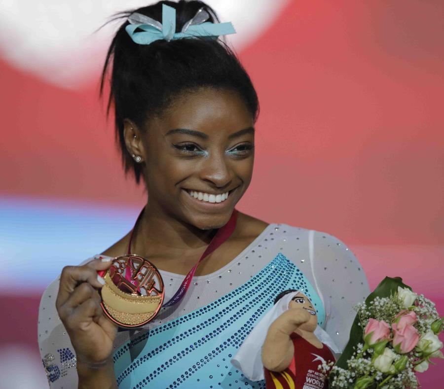 Simone Biles posa con la medalla de oro. (AP) (semisquare-x3)