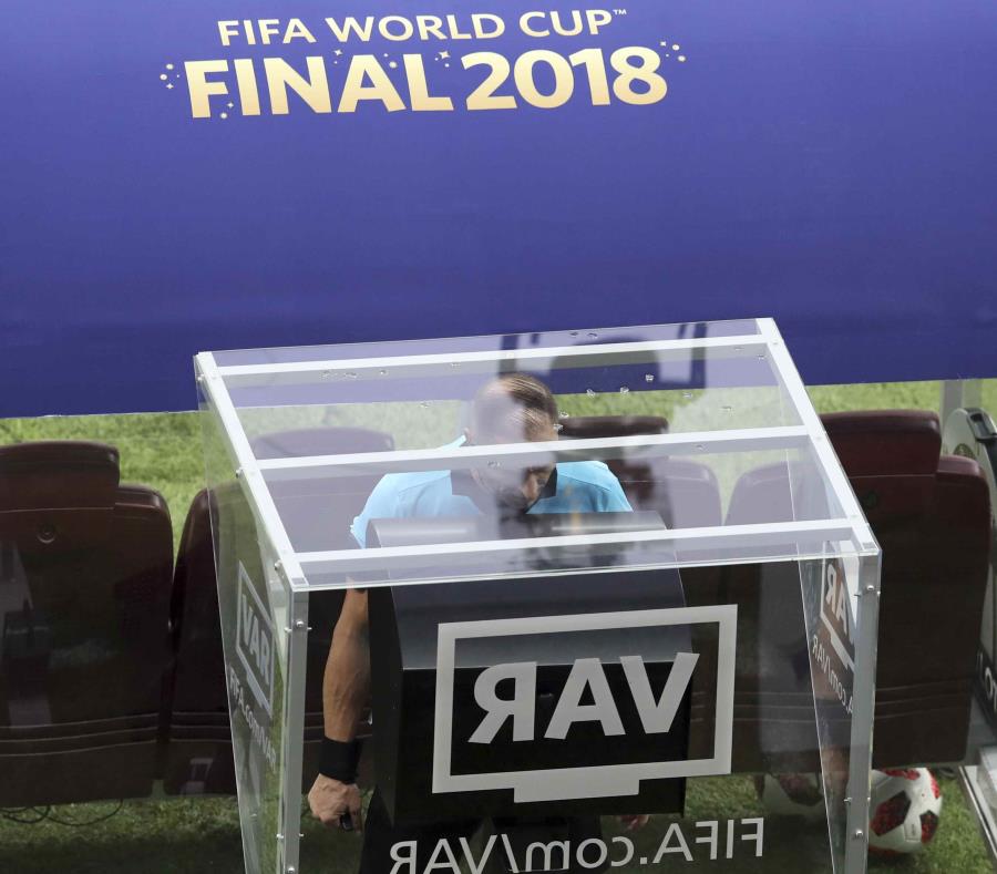 El árbitro Nestor Pitan revisa el videoarbitraje (VAR) durante la final del Mundial. (AP) (semisquare-x3)
