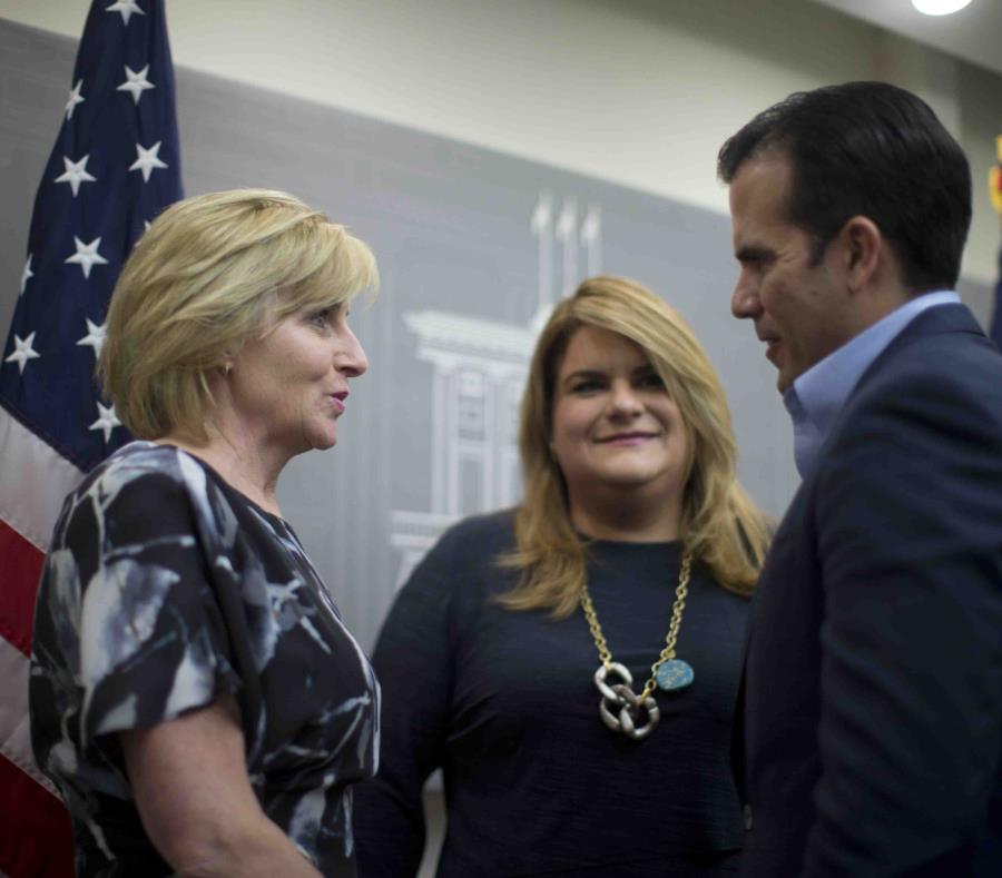 Pamela Patenaude conversa con Jenniffer González y Ricardo Rosselló en La Fortaleza en febrero de este año. (GFR Media) (semisquare-x3)