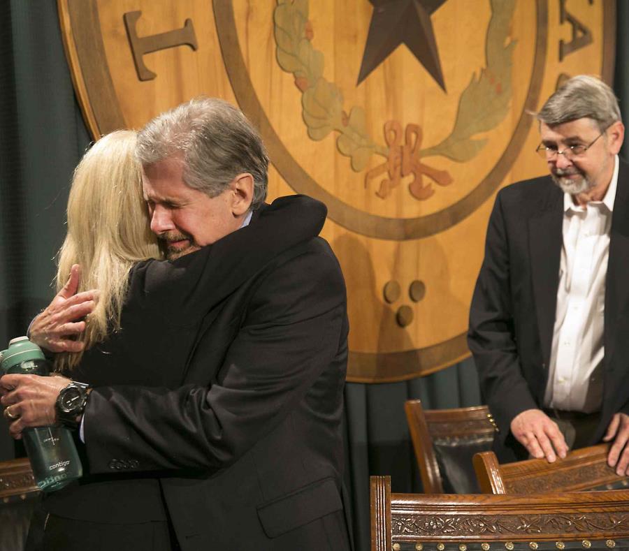 Kent Whitaker, padre de Thomas 'Bart' Whitarker, abraza a su esposa Keith Hampton después es conocer la clemencia que recibió su hijo convicto. (AP) (semisquare-x3)