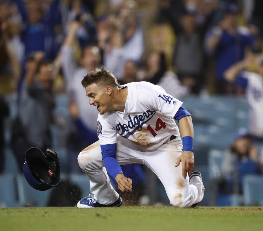 Kike Hernández celebra luego de anotar la carrera de la victoria. (AP) (semisquare-x3)
