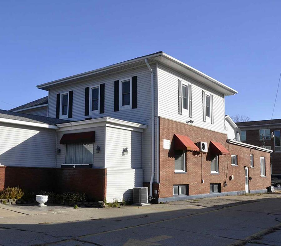 La foto del 22 de octubre de 2018 muestra el exterior de la Funeraria Scarlett, luego Funeraria Mowen, en Owosso, Michigan, EEUU, donde se hallaron esqueletos de (semisquare-x3)