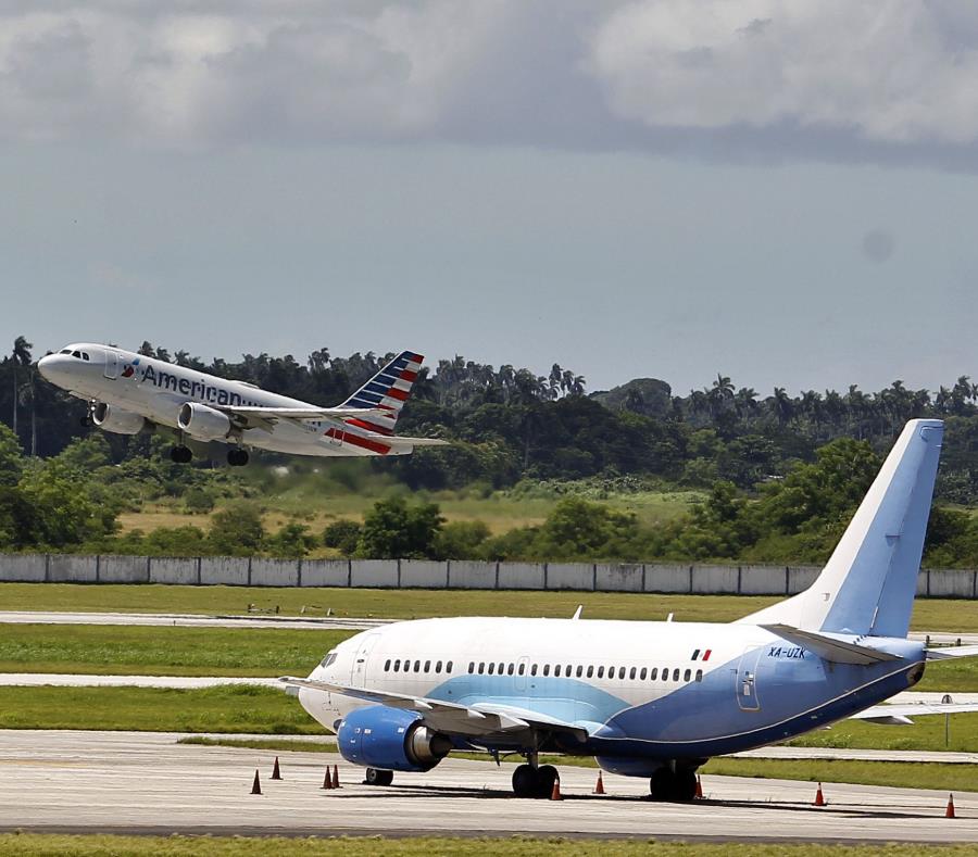 Un avión de American Airlines despega del aeropuerto José Martí, en La Habana. (GFR Media) (semisquare-x3)