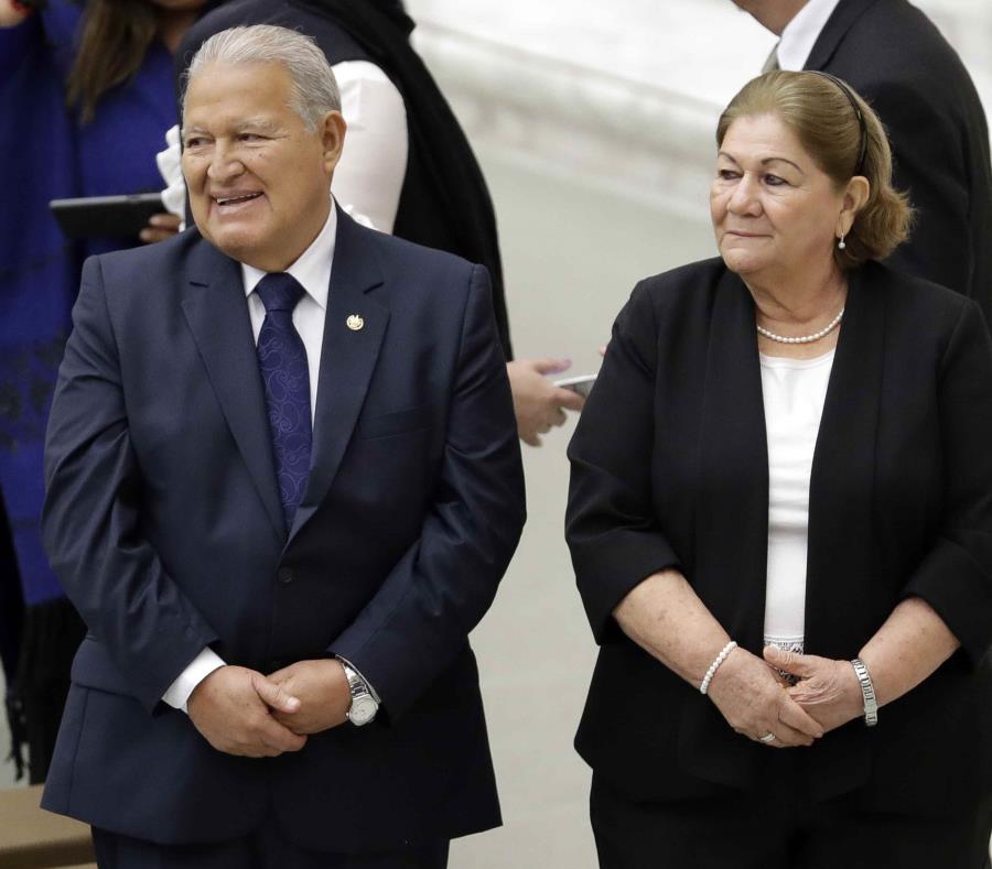 El presidente salvadoreño Salvador Sánchez Cerén expresó su solidaridad con la marcha de emigrantes que desde hace varios días recorre Centroamérica y se dirige a la frontera de México con Estados Unidos. (AP / Andrew Medichini) (semisquare-x3)