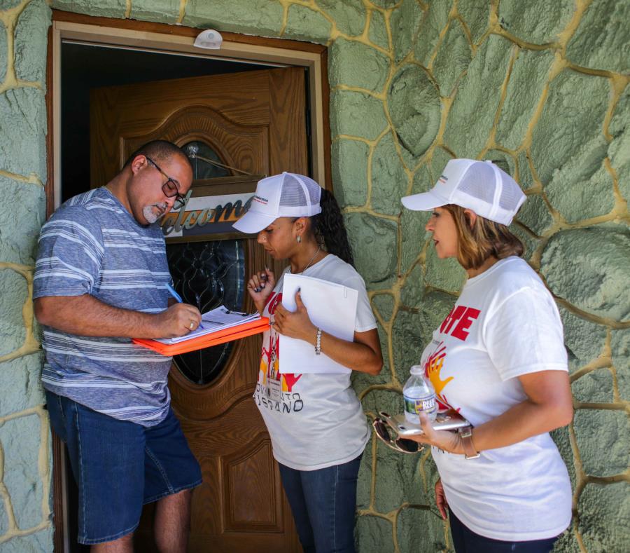 Personal de Hispanic Federation hace un recorrido por el área de Kissimmee, Florida, para continuar sus esfuerzos de inscribir votantes. (GFR Media) (semisquare-x3)