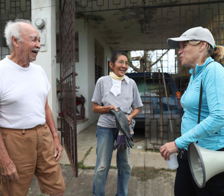 La alcaldesa de San Juan, Carmen Yulín Cruz, visita a una familia tras el paso del huracán María. (GFR Media) (semisquare-x3)
