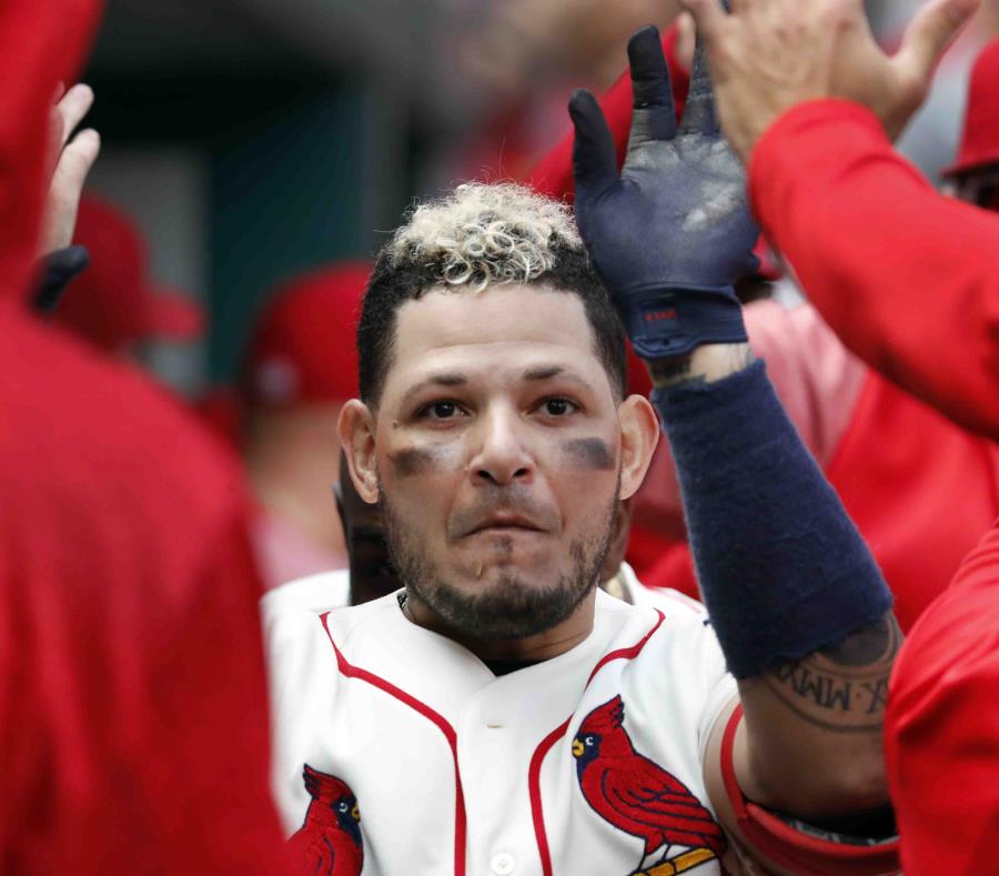Yadier Molina celebra su cuadrangular de dos carreras en la séptima entrada. (AP) (semisquare-x3)