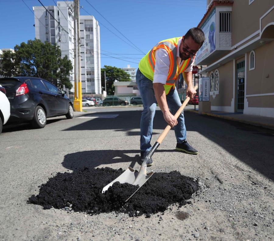 La ferretería La Tornillería demostró como el público puede utilizar asfalto frío listo para usar para tapar los miles de hoyos en las carreteras del país. (semisquare-x3)