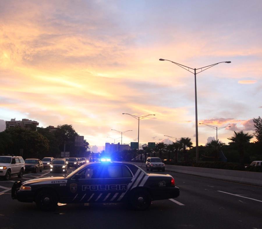 Una patrulla de la Policía detiene el tránsito en una vía. (GFR Media) (semisquare-x3)