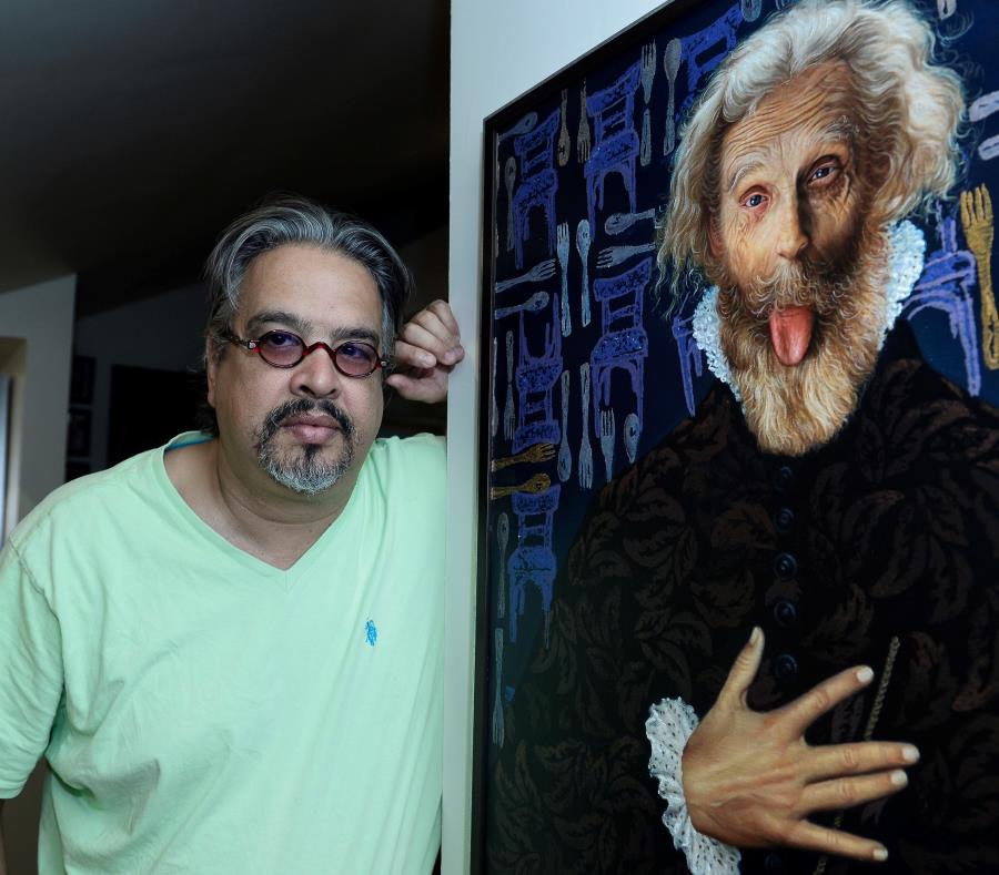 Williams Carmona junto a la obra “María”, inspirada en su encuentro con un deambulante estadounidense en el Viejo San Juan, tras el azote del huracán en septiembre del año pasado. (semisquare-x3)