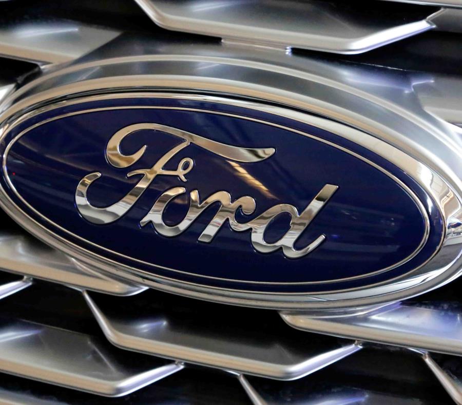 Muestra el logotipo de Ford en la parrilla de un vehículo en exhibición en el Pittsburgh Auto Show. (semisquare-x3)