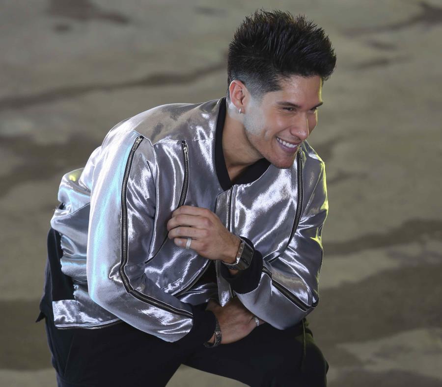 Chyno Miranda se conmueve hasta las lágrimas al enterarse que será padre (semisquare-x3)