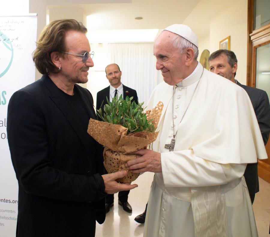 El papa Francisco recibe al cantante de U2, Bono en el Vaticano (semisquare-x3)