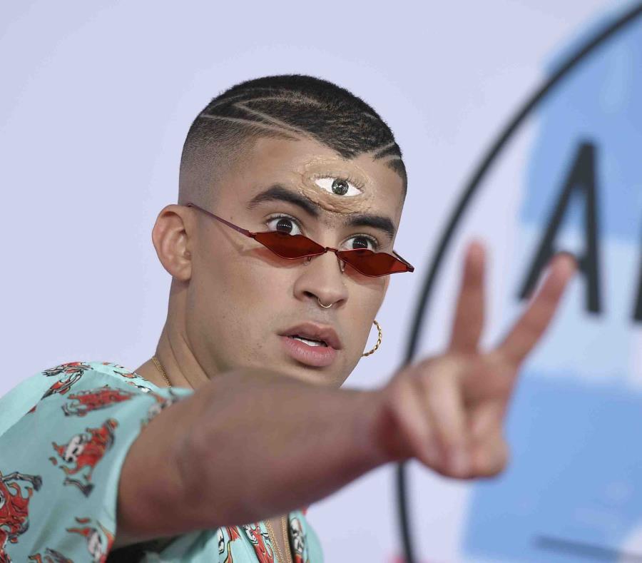 En la foto, el trapero Bad Bunny durante los American Music Awards (semisquare-x3)
