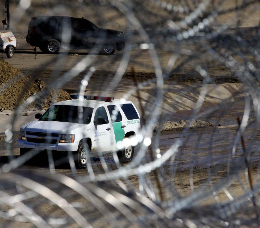 Agentes de la patrulla fronteriza estadounidense refuerzan las barreras de alambres de acero a lo largo de la lÃnea fronteriza en la ciudad de Tijuana. (EFE) (semisquare-x3)
