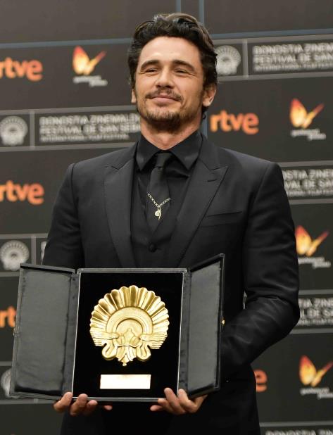 El actor y director James Franco luce orgulloso el homenaje recibido. (AP) (vertical-x1)