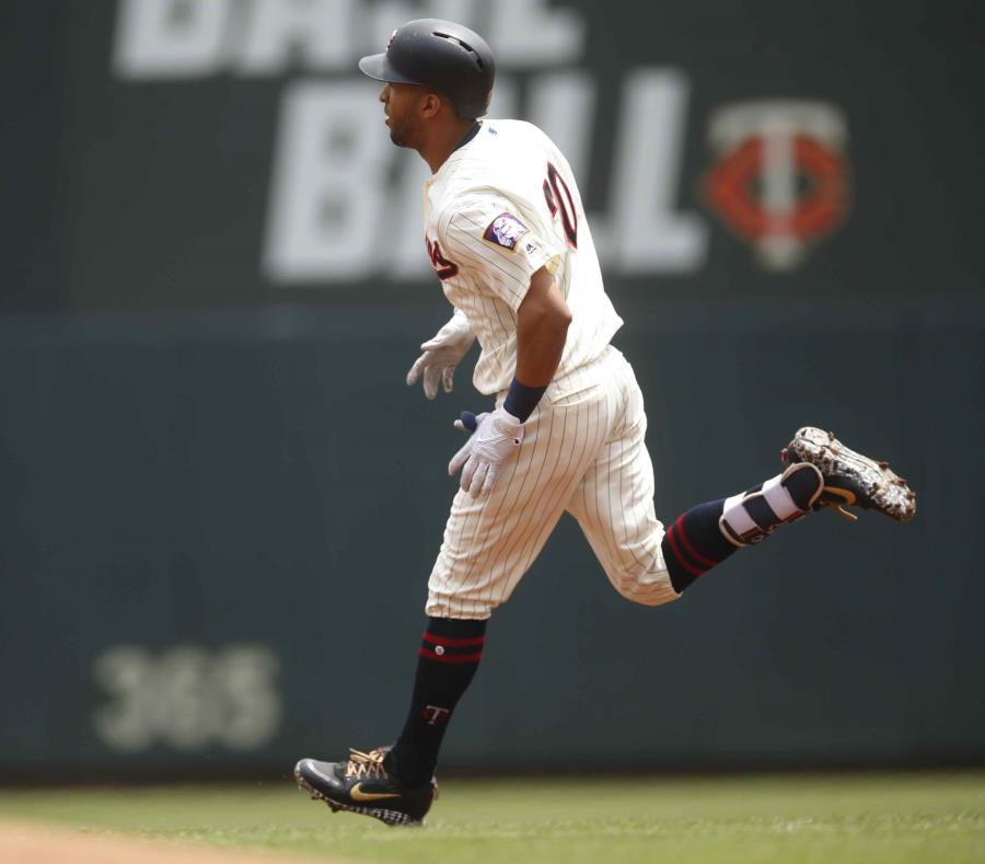 El boricua Eddie Rosario, de los Mellizos de Minnesota, corre las bases luego de un jonrón de dos carreras, que le anotó al lanzador Yovani Gallardo en la primera entrada del partido de béisbol del sábado 23 de junio de 2018 en Minneapolis. (AP / Jim Mone (semisquare-x3)
