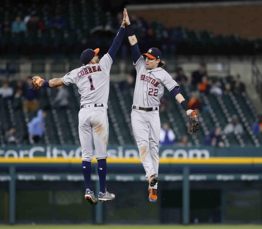 Carlos Correa (1) y Josh Reddick (22) celebran la victoria de los Astros ante Detroit. (AP) (semisquare-x3)
