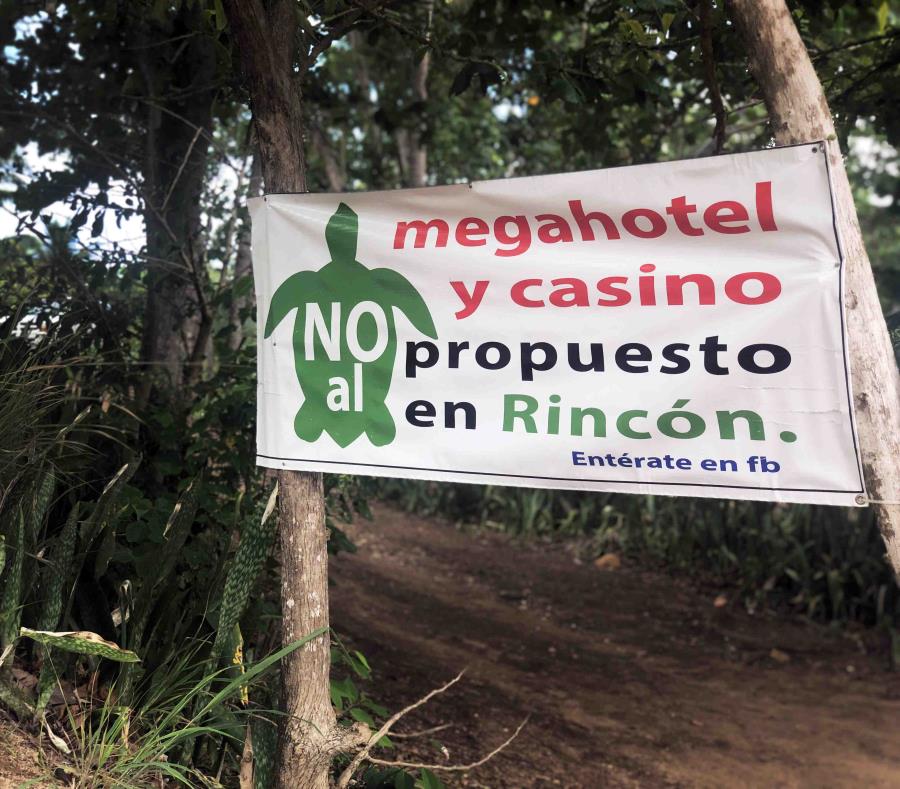En Rincón se pueden observar en diversos lugares esta pancarta promocionando el rechazo de la comunidad a la construcción del hotel. (Carlos J. Martínez-Rivera) (semisquare-x3)