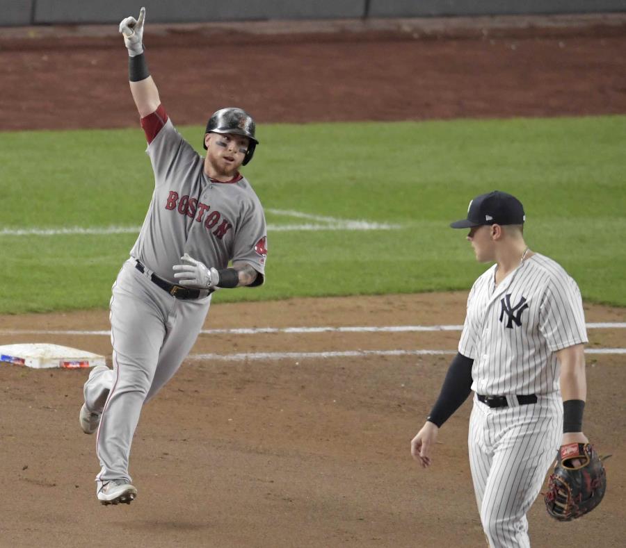 El receptor boricua de los Medias Rojas de Boston, Christian Vázquez, recorre las bases luego de disparar un cuadrangular ante los Yankees de Nueva York. (AP / Bill Kostroun) (semisquare-x3)