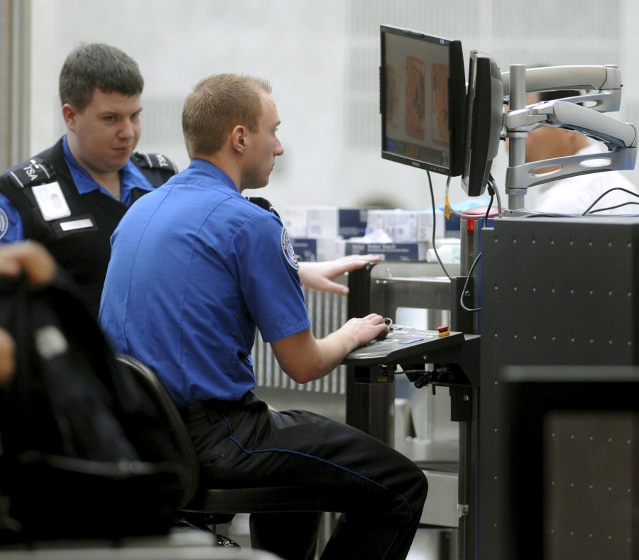 Agentes de la TSA hacen control del equipaje. (semisquare-x3)