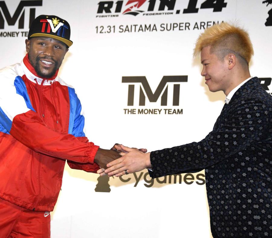El exboxeador Floyd Mayweather, izquierda, estrecha la mano del japonés experto en kickboxing Tenshin Nasukawa durante una conferencia de prensa en Tokio, el lunes 5 de noviembre de 2018. (AP) (semisquare-x3)