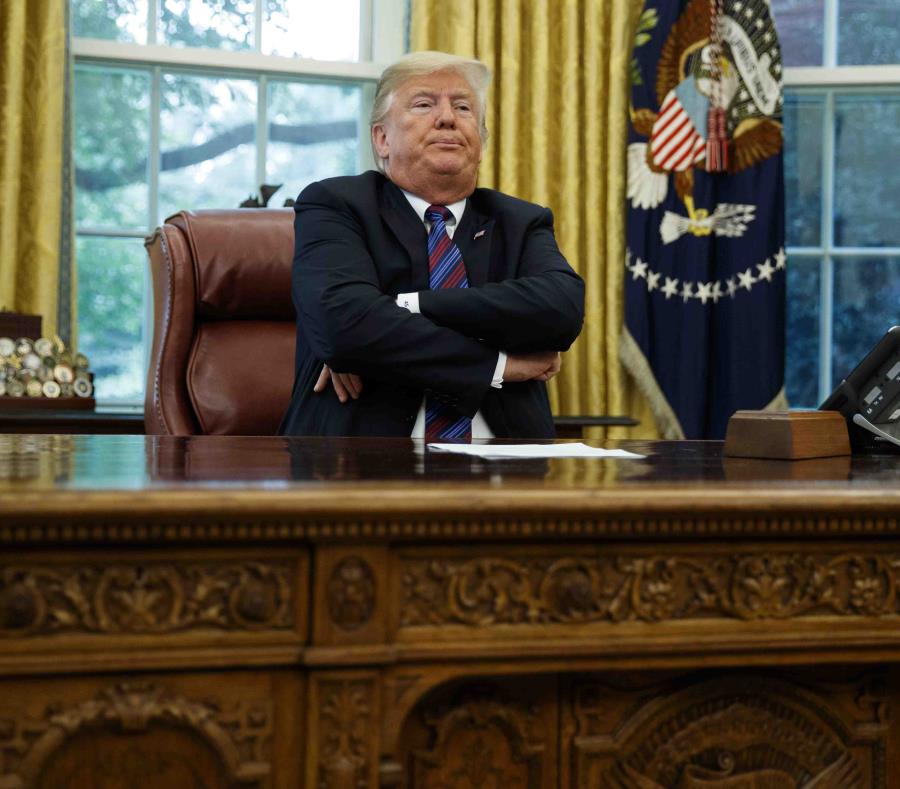 Un Trump mudo y de rostro pétreo se negó a responder cuando los periodistas le preguntaron sobre el legado de McCain. (AP) (semisquare-x3)