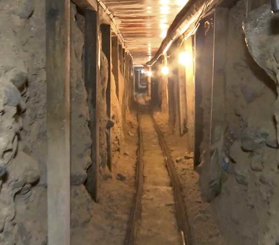 La imagen tomada de un video del 12 de diciembre de 2016 provista por la Procuraduría General de la República de México muestra un túnel que iba desde una zona de depósitos en Tijuana hacia California. (PGR, México, via AP) (semisquare-x3)