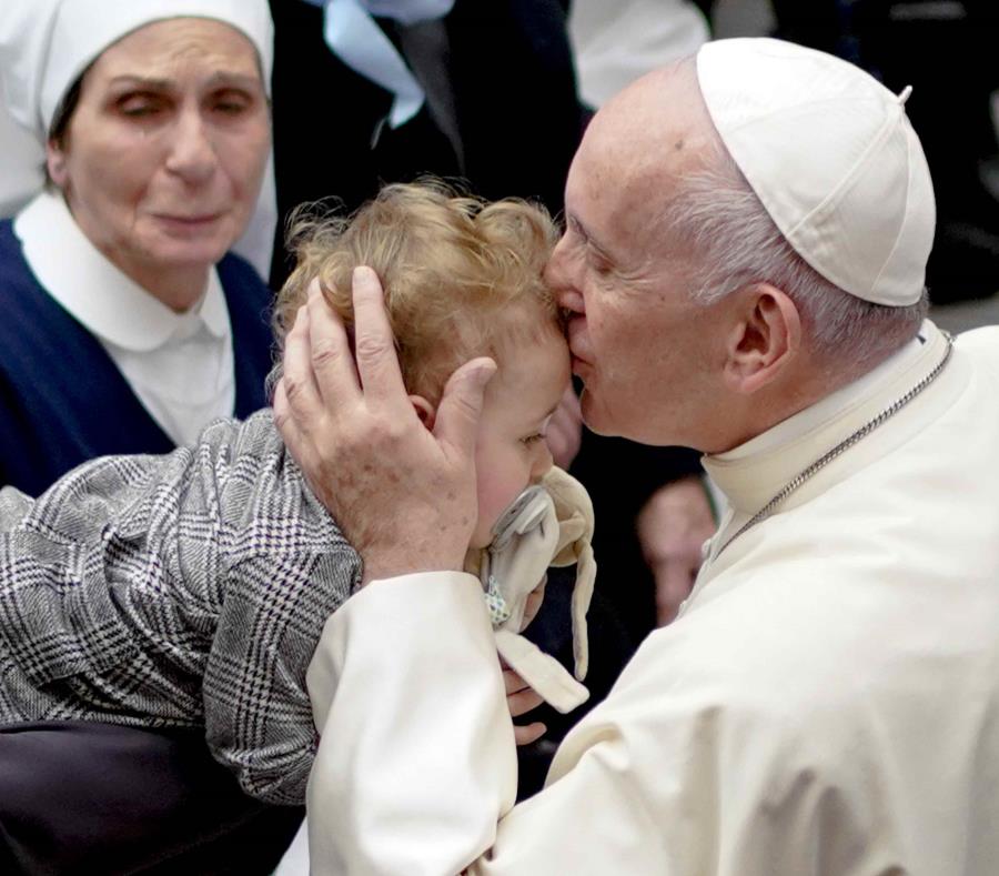 El papa Francisco besa a un bebé durate una audiencia para feligreses de la archidiócesis de Molfetta y Ugento-Santa Maria di Leuca, en el Vaticano, el sábado, 1 de diciembre del 2018. (semisquare-x3)