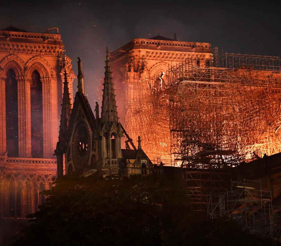 Feligreses cantan el “Ave María” frente a un Notre Dame en llamas El