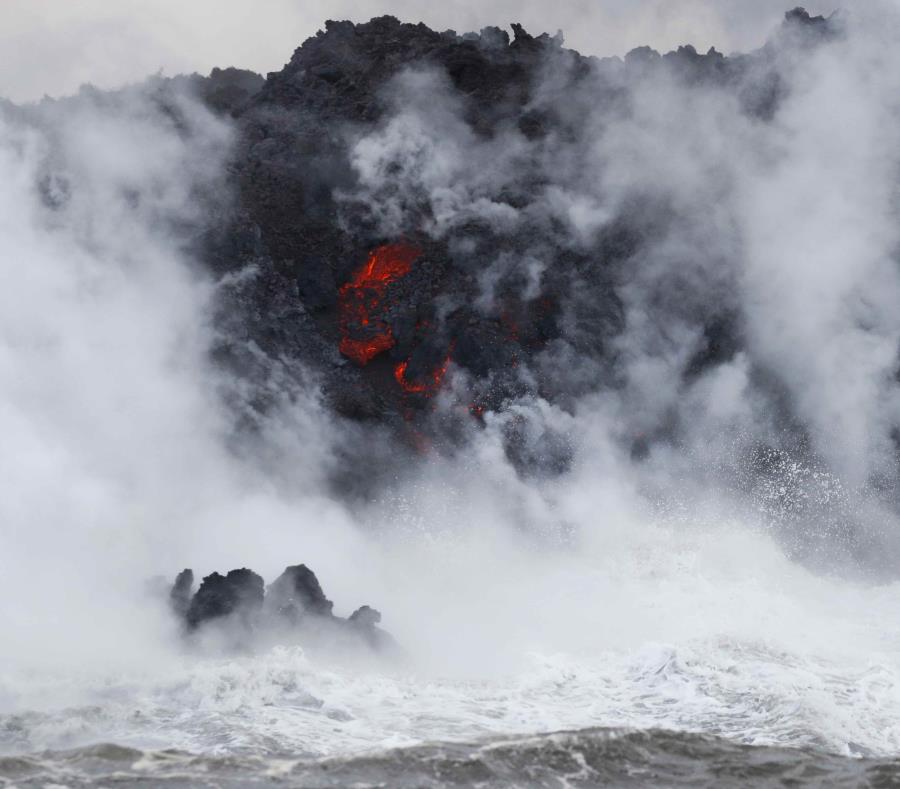 La lava del volcán Kilauea llega al océano cerca de Pahoa, en Hawai, Estados Unidos (semisquare-x3)
