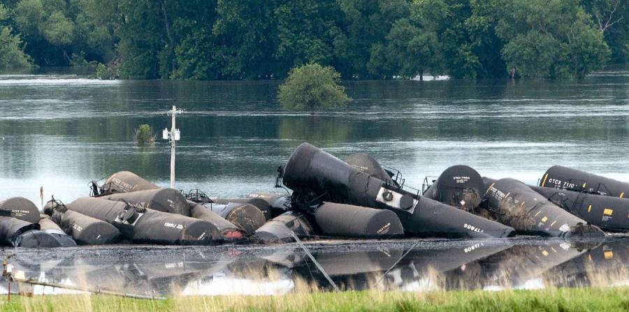 El descarrilamiento de un tren que causó un derrame petrolero al sur de Doon en Iowa. (horizontal-x3)