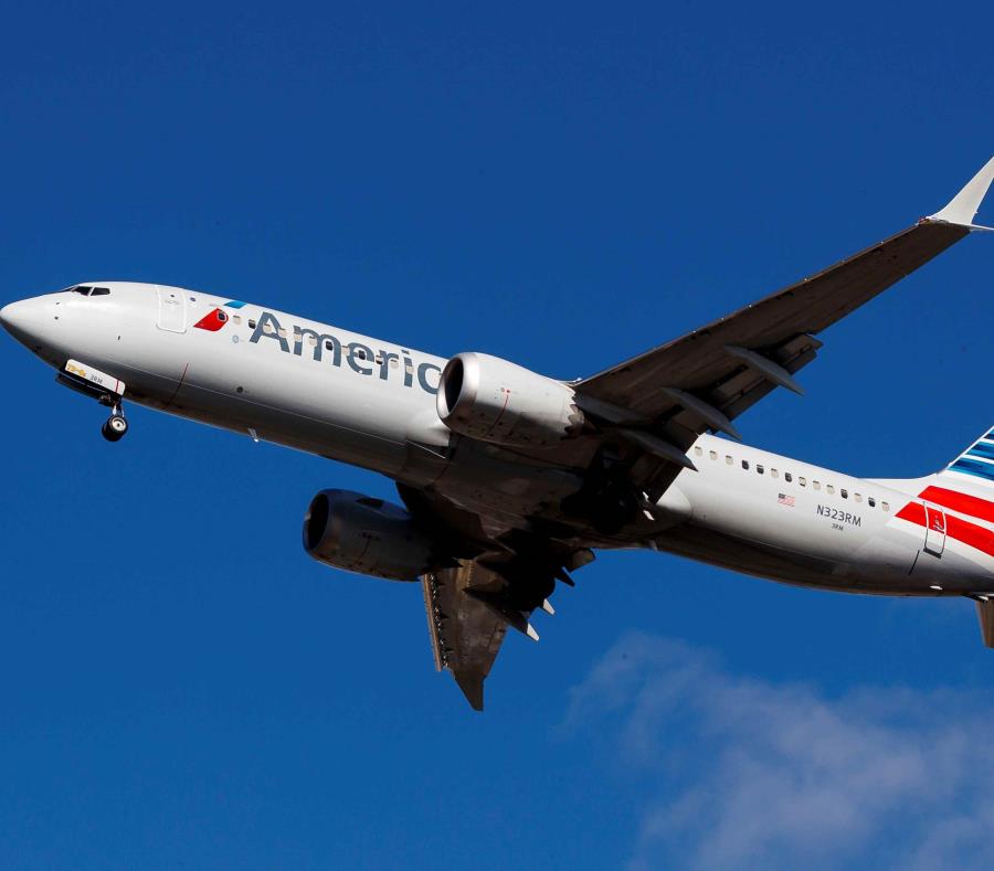 Un avión Boeing 737 MAX 8 de American Airlines se dispone a aterrizar en el aeropuerto de LaGuardia, ayer en Nueva York (semisquare-x3)
