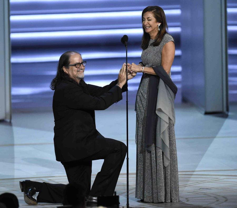 Glenn Weiss, a la izquierda, le propone matrimonio a Jan Svendsen durante la 70a entrega anual de los premios Emmy. (AP) (semisquare-x3)