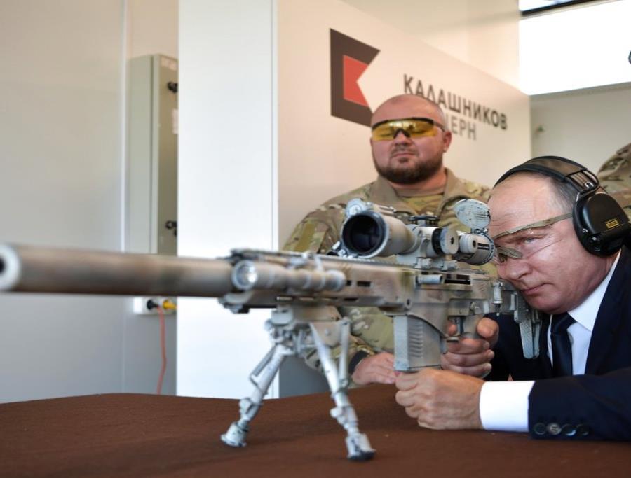 El presidente ruso, Vladímir Putin, prueba un rifle de francotirador durante una ceremonia de las Fuerzas Armadas rusas en Moscú (semisquare-x3)