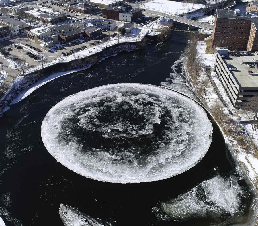 Un gigantesco disco de hielo que se forma naturalmente en el río Presumpscot. (semisquare-x3)