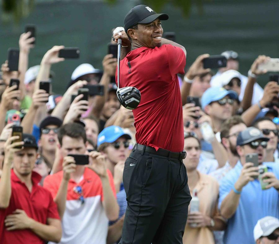 Tiger Woods realiza un drive durante el torneo que culminó hoy, domingo, en Atlanta. (AP / John Amis) (semisquare-x3)