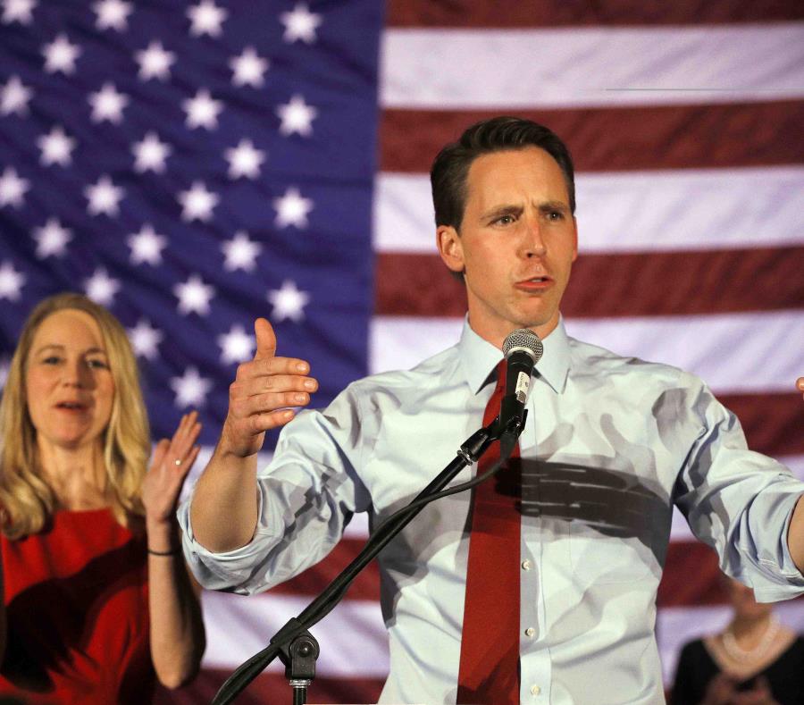El senador electo Josh Hawley ofrece un discurso tras su victoria en las elecciones de mitad de periodo, mientras su esposa Erin aplaude en el fondo, el 6 de noviembre de 2018 en Springfield, Missour (semisquare-x3)