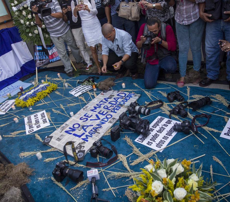 Periodistas y fotógrafos colocan cámaras y grabadoras para demandar libertad de prensa y justicia por la muerte del periodista Ángel Gahona, quien falleció de un disparo en la cabeza el pasado 21 de abril. (EFE) (semisquare-x3)