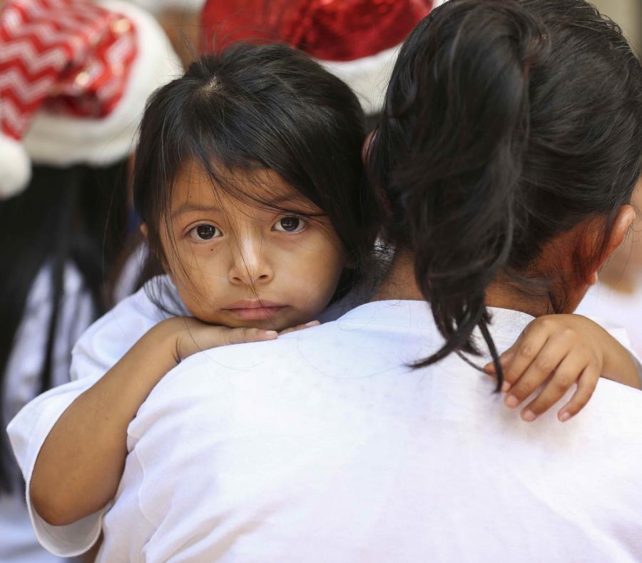 Madre e hija inmigrante (semisquare-x3)