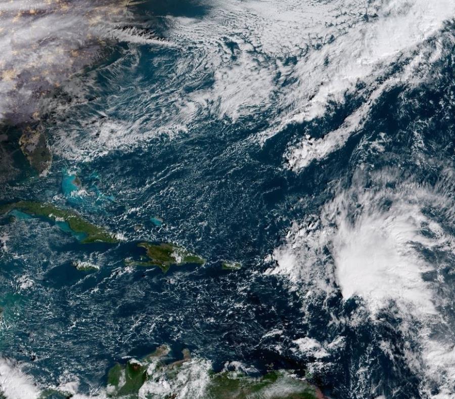Imagen satelital de la onda tropical al este de Puerto Rico. (NOAA) (semisquare-x3)