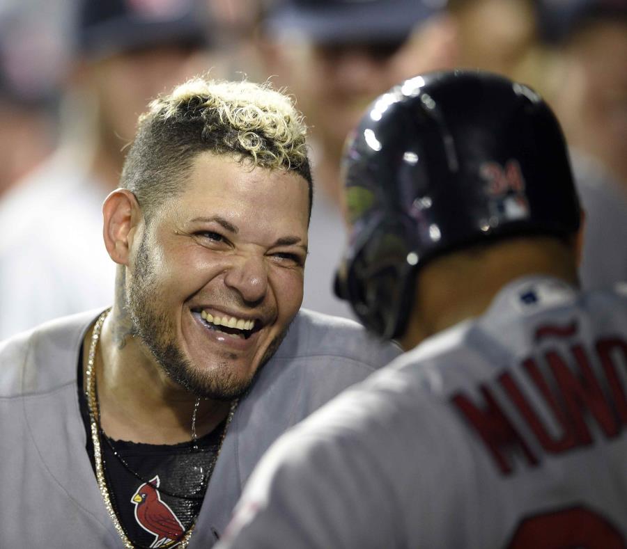 El boricua Yadier Molina (izqueirda), de los Cardenales de San Luis, festeja con el dominicano Yairo Muñoz, luego de conectar un grand slam en el duelo del martes 4 de septiembre de 2018 ante los Nacionales de Washington (AP) (semisquare-x3)