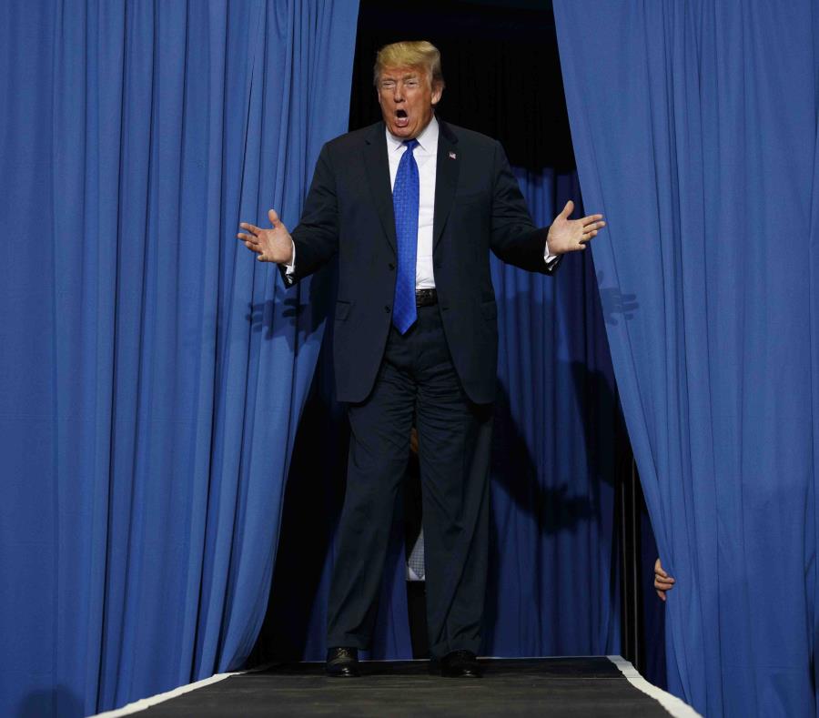 El presidente de Estados Unidos, Donald Trump, a su llegada a un acto de campaña en el Landers Center Arena de Southaven, Mississippi. (AP) (semisquare-x3)