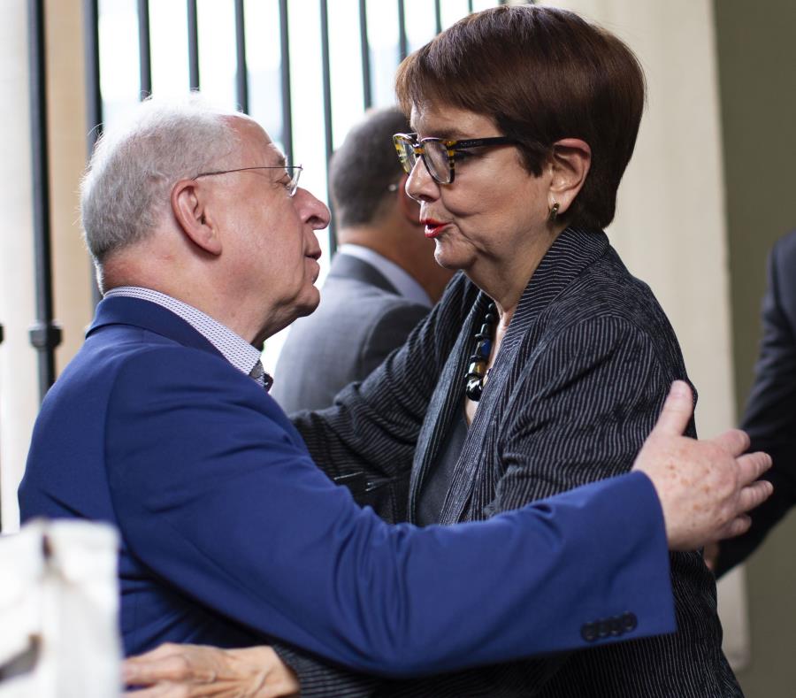 Abraham Anhang, padre de la víctima, Adam Anhang, saluda a la jefa de la Fiscalía federal, Rosa Emilia Rodríguez. (GFR Media) (semisquare-x3)