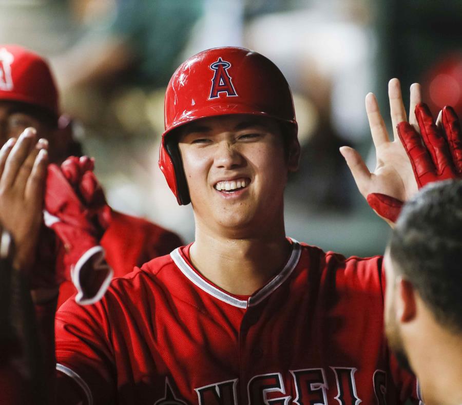 El japonés Shohei Ohtani, de los Angelinos de Los Ángeles, festeja en la cueva luego de anotar en un sencillo de Andrelton Simmons, ante los Rangers de Texas. (AP) (semisquare-x3)